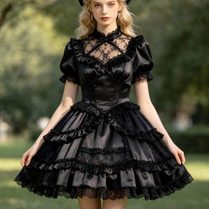 Peut inclure: Robe noire en satin avec un col montant, des détails en dentelle et une jupe à volants. La robe présente des manches courtes bouffantes et un corsage ajusté. La jupe comporte plusieurs couches de volants et de bordures en dentelle.