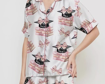 Pijama de graduación de la promoción de 2026 - Regalo de graduación con estética coqueta - Pijama con lazo rosa y libros - Pijama para la fiesta de graduación de los estudiantes de último año de 2026