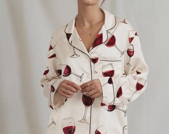 Elegant pyjamasset med rödvin, söta nattkläder för vinälskare, romantiskt loungeset för dejter, mjuk pyjamas i satin och siden för henne, unik present i vinglas