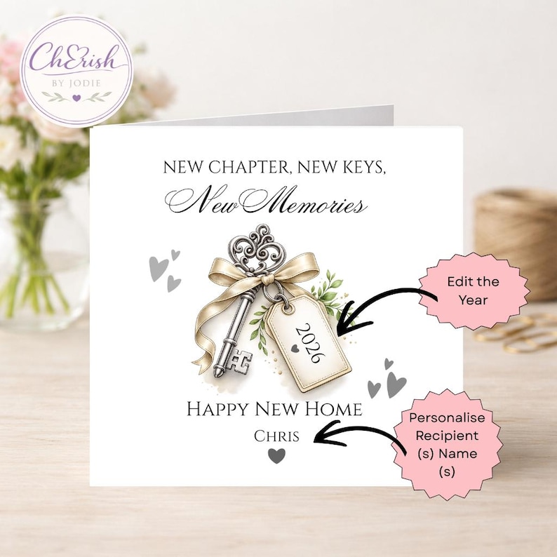 Pu&ograve; includere: Un biglietto d'auguri quadrato con l'illustrazione di una chiave argentata decorata, legata con un nastro beige e un'etichetta con scritto 2026. Il testo recita: NEW CHAPTER, NEW KEYS, New Memories, HAPPY NEW HOME e il nome CHRIS.
