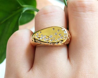 Anello a sigillo ovale bombato placcato oro 14 carati / Design a ciottoli con zirconi cubici incastonati a pavé