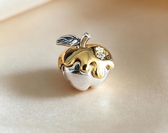 Pingente bicolor da Maçã Envenenada da Branca de Neve, em prata de lei 925 e banhado a ouro 14K.