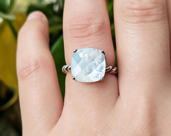 Anillo de plata de ley con nácar / Anillo llamativo con banda retorcida y piedra en forma de cojín