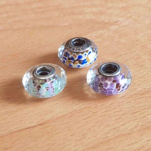 以下が含まれることがあります： 斑点のあるマット仕上げのセラミックマグカップ3個セット。各マグカップは、ライトブルー、クリーム、グレーと異なる色です。シンプルでモダンなデザインで、コーヒーや紅茶に最適です。
