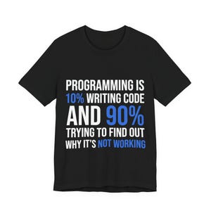 Könnte beinhalten: Schwarzes T-Shirt mit weißem und blauem Text. Der Text lautet: "PROGRAMMIEREN IST 10 % CODE SCHREIBEN UND 90 % VERSUCHEN, HERAUSZUFINDEN, WARUM ES NICHT FUNKTIONIERT."