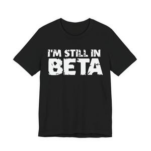 Lustiges Programmierer T-Shirt | Ich bin noch im Beta-Shirt | Software Engineer Humor T-Shirt | Technik Nerd Geschenk | 2er Set Top mit Aufschrift „Employee Life“