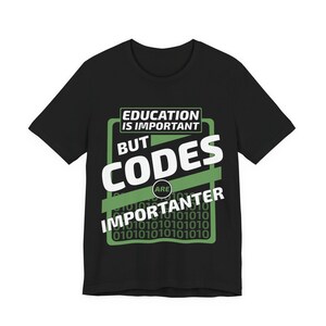 Zabawna koszulka dla programisty | Edukacja jest ważna, ale kody są jeszcze ważniejsze | Koszulka z humorem dla programisty | Prezent dla inżyniera oprogramowania