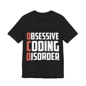 Zabawna koszulka dla programisty | Koszulka z obsesyjnym zaburzeniem kodowania | Koszulka z żartem o programowaniu OCD | Prezent dla inżyniera oprogramowania | Odzież z humorem dla programisty
