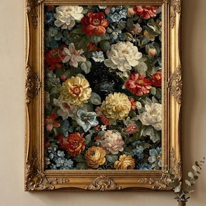Op de afbeelding: Een ingelijst bloemenschilderij met een dichte opstelling van kleurrijke bloemen in tinten rood, wit, geel en blauw tegen een donkere achtergrond. De sierlijke gouden lijst voegt een klassieke touch toe aan het kunstwerk.