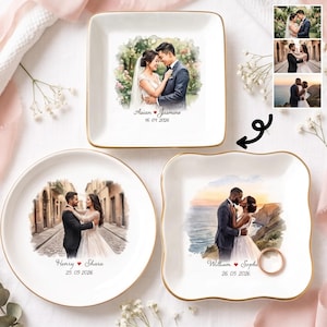 Puede incluir: Tres platos de cerámica blanca para joyas con bordes dorados, cada uno con una ilustración personalizada estilo acuarela de una pareja. Los platos muestran nombres y fechas impresos, incluyendo Asian y Jasmine, Henry y Shara, y William y Sophie.