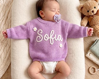 Pull bébé personnalisé avec prénom, Pull nouveau-né tricoté sur mesure à col rond, Pull bébé brodé à la main avec prénom, Pull bébé tricoté au crochet