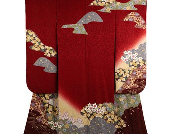 Furisode sidenkimono - vinröd med körsbärsblommor och plommonmotiv, guldtråd, vintage japansk kimono