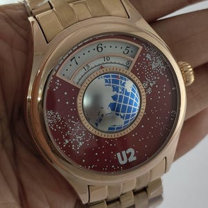 Reloj U2 automático con mapa del mundo giratorio, hora saltante, esfera roja, estilo masculino. Todo funciona.