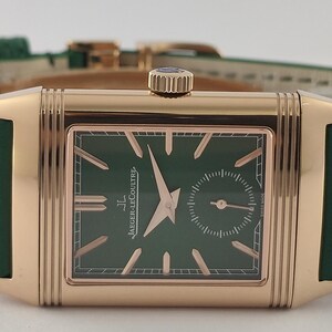 Puede incluir: Un reloj de pulsera rectangular con caja de oro rosa y esfera verde oscuro. El reloj presenta manecillas e &iacute;ndices en oro rosa, una subesfera de segundos y el texto Jaeger-LeCoultre. Est&aacute; sujeto a una correa de cuero verde lisa.