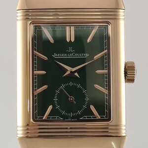 Puede incluir: Un reloj de pulsera rectangular con caja de oro rosa y esfera verde oscuro. La esfera presenta marcadores de hora dorados, manecillas doradas y una subesfera de segundos en la parte inferior. El texto Jaeger-LeCoultre est&aacute; impreso en blanco. Correa de cuero verde.