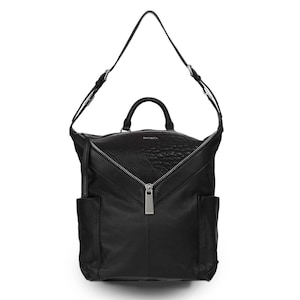 Puede incluir: Mochila de cuero negro con cierre de cremallera y tirador de cremallera plateado. La mochila tiene un asa superior y correas de hombro ajustables.