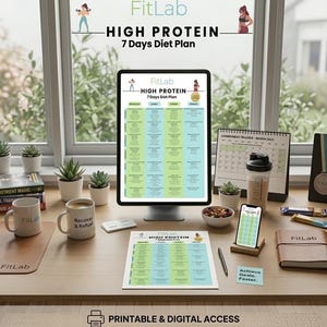 Puede incluir: Un escritorio con una tableta digital y un plan de dieta impreso con el texto "HIGH PROTEIN 7 Days Diet Plan" de FitLab. Incluye una botella de agua, teléfono, cuaderno y exhibidor de medallas. El escritorio también tiene libros, tazas y pequeñas plantas.