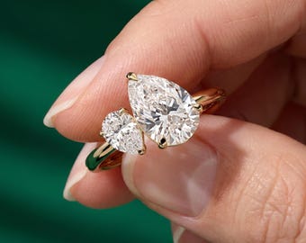 Anillo de compromiso Toi Et Moi con forma de pera, anillo asimétrico de dos diamantes, anillo minimalista de oro amarillo, anillo moderno, anillo único.