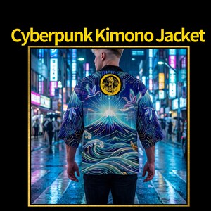 Puede incluir: Chaqueta kimono cyberpunk azul y morada con un diseño de montaña, olas y pájaros. La chaqueta presenta patrones de circuitos. El texto "Cyberpunk Kimono Jacket" se muestra en amarillo. La chaqueta se usa en un entorno urbano.