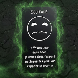 Puede incluir: Una tarjeta negra con la palabra «SOLITUDE» y una ilustración de una cara triste. Debajo, el texto en francés dice: «94º día sin sexo: corro en el apartamento con chanclas para recordar el ruido.»