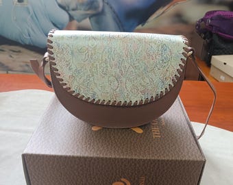 Nuevo bolso en forma de media luna de piel de becerro marrón con motivos florales.
