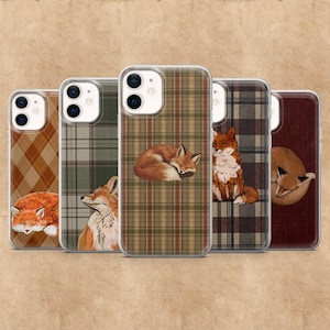 Puede incluir: Cinco fundas para smartphone dispuestas en fila, cada una con un patrón único de cuadros o rayas en tonos marrones, verdes y rojos. Cada funda muestra una ilustración detallada de un zorro en varias posturas, incluyendo durmiendo y sentado.