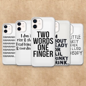 Pode incluir: Uma coleção de capas de telefone brancas com texto preto. As capas exibem várias frases, incluindo "TWO WORDS ONE FINGER", "I don't rise & shine I caffeine & coordin" e "HAHAHAHA...". As capas estão dispostas em uma fila.