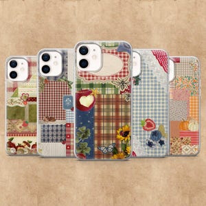 Op de afbeelding: Vijf transparante telefoonhoesjes met patchwork-ontwerpen. Elke hoes heeft een unieke collage van patronen, waaronder ruitjes, bloemen en ruitjes, met decoratieve elementen zoals appels, bijen en vlinders. De hoesjes zijn in een rij gerangschikt.