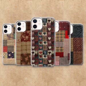 Può includere: Cinque custodie per telefono con un design patchwork. Le custodie presentano vari motivi, tra cui cuori, stampe floreali e quadri. La tavolozza dei colori comprende rosso, marrone, blu e bianco, creando un'estetica rustica e vintage.