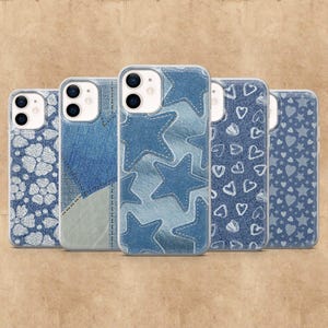 Op de afbeelding: Een verzameling van vijf telefoonhoesjes met denim-geïnspireerde ontwerpen. De hoesjes hebben verschillende patronen, waaronder bloemen, patchwork, sterren, harten en een hart-ster-combinatie. Elke hoes heeft een transparante rand.