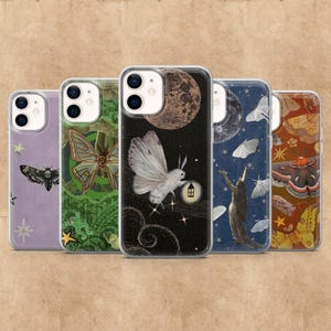 Può includere: Una collezione di cinque custodie per telefono con design unici. Le custodie presentano illustrazioni di falene, farfalle, lune e stelle in vari colori, tra cui viola, verde, nero e arancione. Ogni custodia ha una copertura protettiva trasparente.