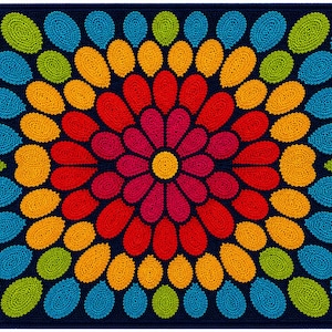 Può includere: Un tappeto rettangolare con un motivo floreale. Il tappeto presenta uno sfondo blu scuro e un grande fiore al centro, con petali nelle tonalità di rosso, rosa, giallo, arancione, verde e blu. Il design è realizzato con piccoli punti strutturati.