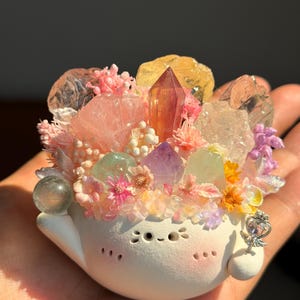 Könnte beinhalten: Ein Set aus drei Keramikbechern mit gesprenkelter, matter Oberfläche. Die Becher sind in Creme-, Hellbraun- und Dunkelbrauntönen gehalten. Jeder Becher hat ein schlichtes, minimalistisches Design, ideal für Kaffee oder Tee.