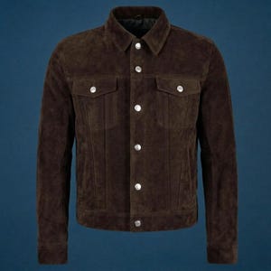 Può includere: Un set di tre tazze in ceramica con finitura opaca e macchiettata. Le tazze sono nei toni del crema, grigio chiaro e grigio scuro. Ogni tazza ha un design semplice e minimalista.