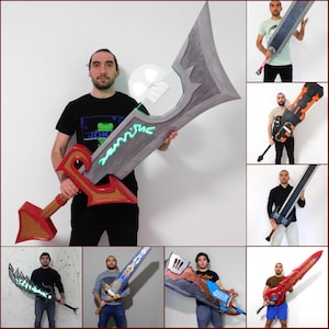 Può includere: Una collezione di grandi spade decorative con vari design e colori. Una spada presenta un'impugnatura rossa e dorata con una lama grigia e dettagli verdi. Altre spade hanno dettagli blu, neri e arancioni. Le spade sono tenute da una persona.