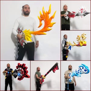Può includere: Una collezione di sei keyblade colorati a tema fantasy. I keyblade presentano vari design, tra cui motivi a fiamma, ingranaggi e floreali. Ogni keyblade è tenuto da una persona davanti a uno sfondo bianco.