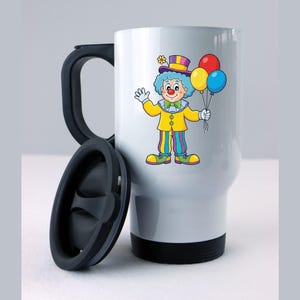 Puede incluir: Taza de viaje blanca con un dibujo de un payaso sosteniendo globos. El payaso tiene pelo azul, una chaqueta amarilla y pantalones a rayas. La taza tiene un asa y una tapa negras.
