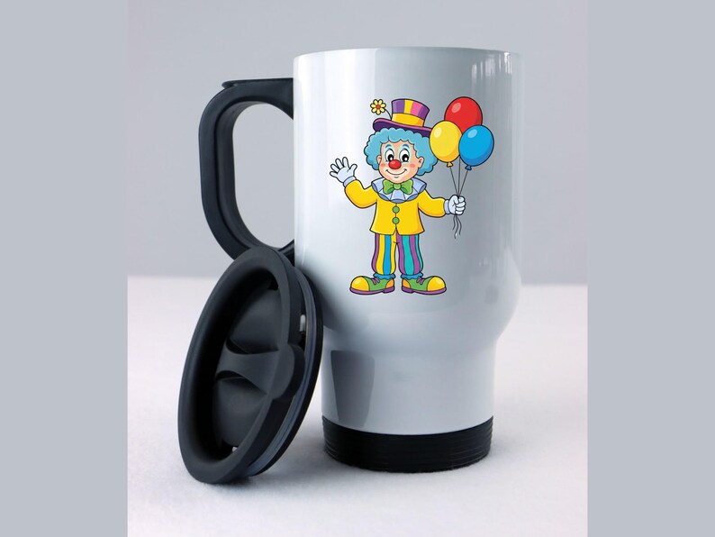Puede incluir: Taza de viaje blanca con un dibujo de un payaso sosteniendo globos. El payaso tiene pelo azul, una chaqueta amarilla y pantalones a rayas. La taza tiene un asa y una tapa negras.