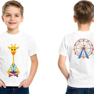 Puede incluir: Camiseta blanca con una jirafa de dibujos animados con una chaqueta turquesa y pantalones morados, sentada con las piernas cruzadas. La parte posterior de la camiseta muestra un dise&ntilde;o de noria colorido. Un ni&ntilde;o lleva la camiseta.