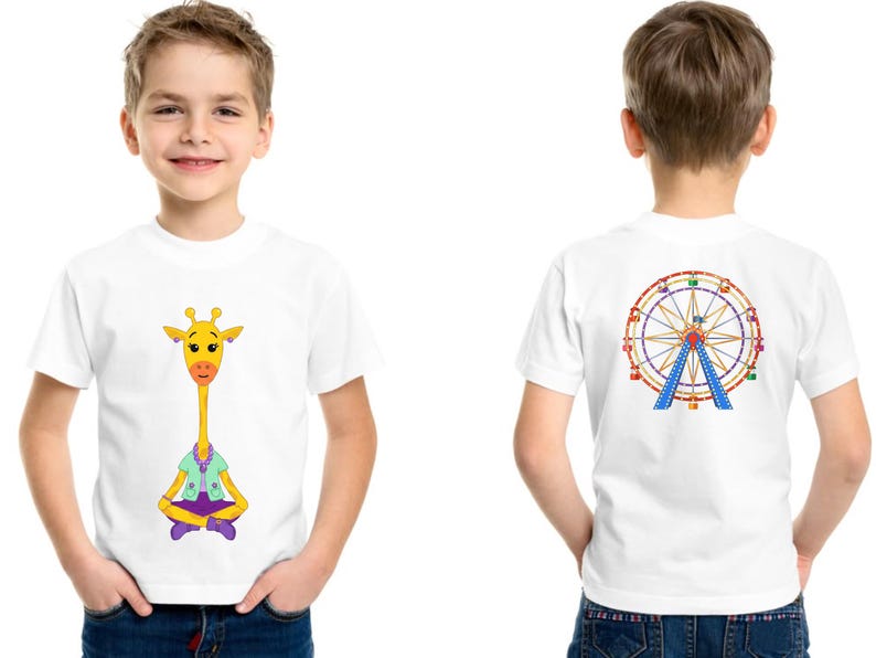 Puede incluir: Camiseta blanca con una jirafa de dibujos animados con una chaqueta turquesa y pantalones morados, sentada con las piernas cruzadas. La parte posterior de la camiseta muestra un dise&ntilde;o de noria colorido. Un ni&ntilde;o lleva la camiseta.