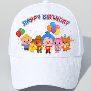 Puede incluir: Gorra de b&eacute;isbol blanca con el texto "HAPPY BIRTHAY" en letras coloridas. La gorra presenta personajes de dibujos animados que sostienen globos. Los personajes incluyen un cerdo, un pollito, un oso, un payaso, un gato y un zorro.
