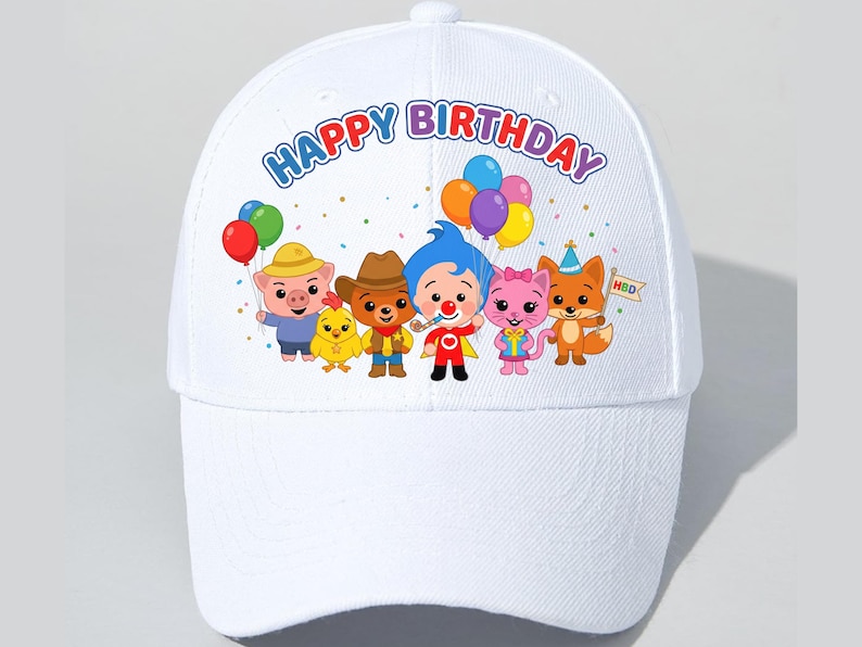 Puede incluir: Gorra de b&eacute;isbol blanca con el texto "HAPPY BIRTHAY" en letras coloridas. La gorra presenta personajes de dibujos animados que sostienen globos. Los personajes incluyen un cerdo, un pollito, un oso, un payaso, un gato y un zorro.