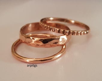 Handgemaakte koperen stapelbare ringenset: minimalistische dunne banden met textuur