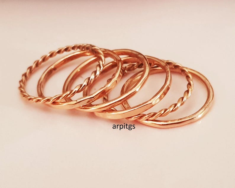 Handgemaakte koperen stapelbare ringenset: minimalistische structuur en dunne touwbanden afbeelding 1