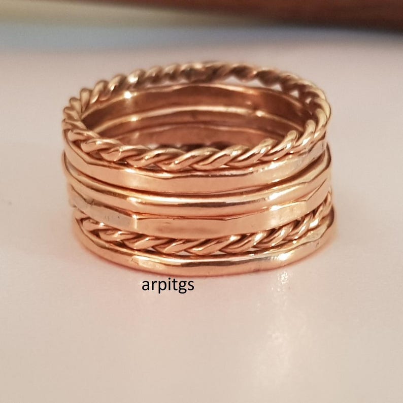 Handgemaakte koperen stapelbare ringenset: minimalistische structuur en dunne touwbanden afbeelding 3