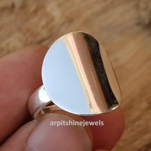 Anillo de disco circular de plata de ley 925, banda llamativa y gruesa.