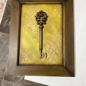 Decoración de pared con llave antigua hecha a mano – Relieve texturizado en oro antiguo estilo barroco