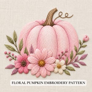 Könnte beinhalten: Ein Stickdesign auf hellem Stoff mit einem großen rosa Kürbis, braunem Stiel und Ranke, umgeben von rosa und weißen Blumen, grünen Blättern und kleinen rosa Beeren. Der Text lautet FLORAL PUMPKIN EMBROIDERY PATTERN.