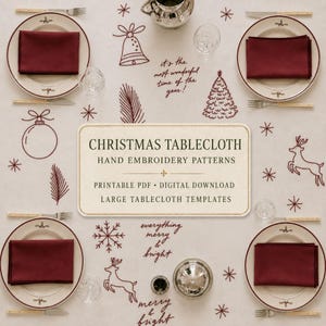 Pode incluir: Uma toalha de mesa branca com motivos natalinos bordados, incluindo renas, sinos, flocos de neve e árvores, com o texto "it's the most wonderful time of the year!" e "everything merry & bright". Quatro lugares com guardanapos bordô.