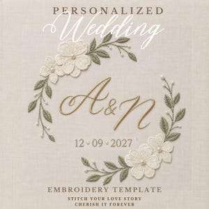 Può includere: Un modello di ricamo per matrimonio personalizzato su tessuto chiaro con il testo PERSONALIZED Wedding, le iniziali A & N e la data 12-09-2027. Il design include una corona floreale di fiori bianchi, foglie verdi e piccole perle.